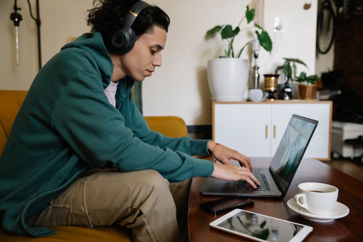 Recém-formada trabalhando em um laptop em um home office organizado