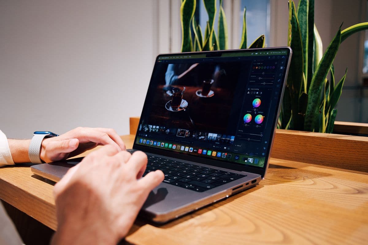 Profissional trabalhando em casa com notebook protegido em uma mesa organizada