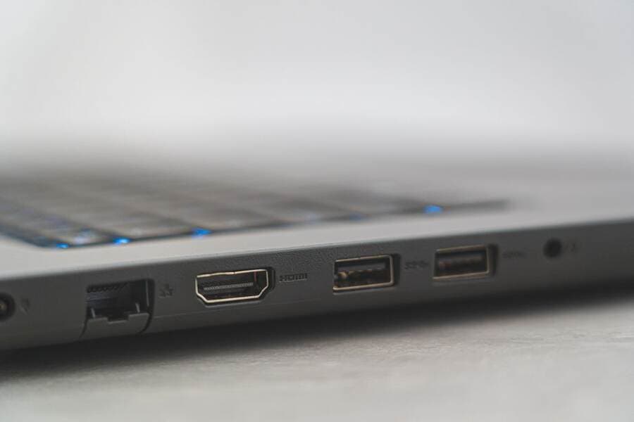 Entradas de rede e USB na lateral de um notebook Entradas de rede e USB na lateral de um notebook