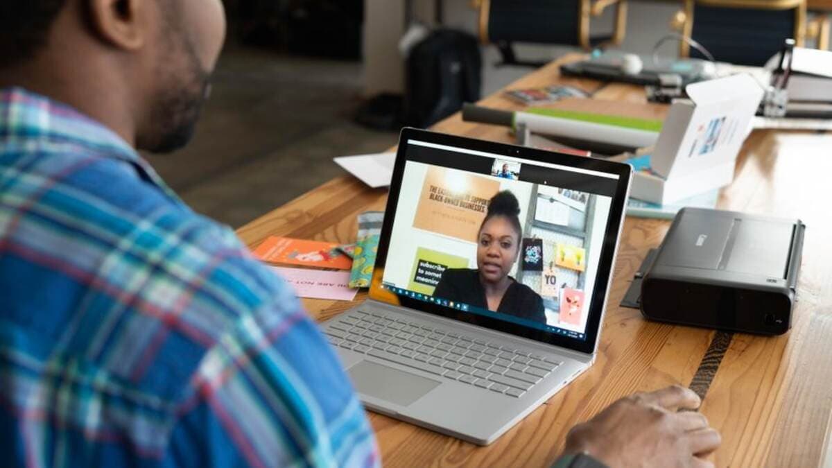 Roteador Wi-Fi ao lado de um notebook em uma mesa de home office